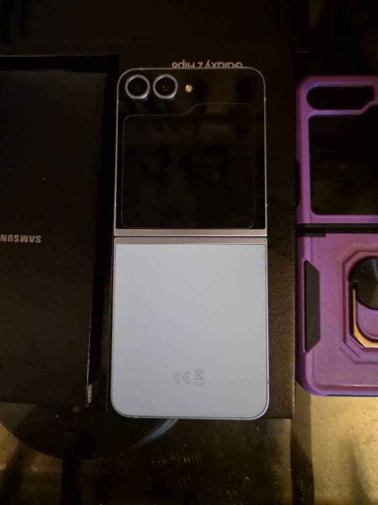 Samsung Galaxy Z Flip6 - Excellent Condition