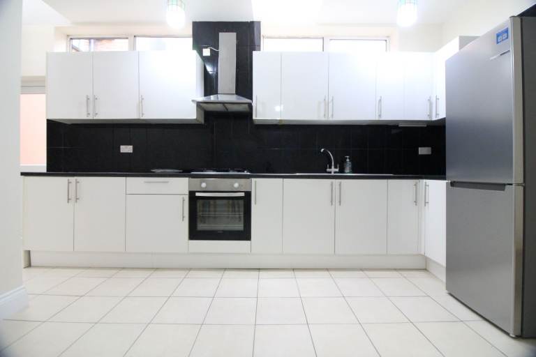 FULLY REFURBISHED THREE BED & THREE BATHROOM GARDEN FLAT- HOUNSLOW HESTON OSTERLEY HEATHROW