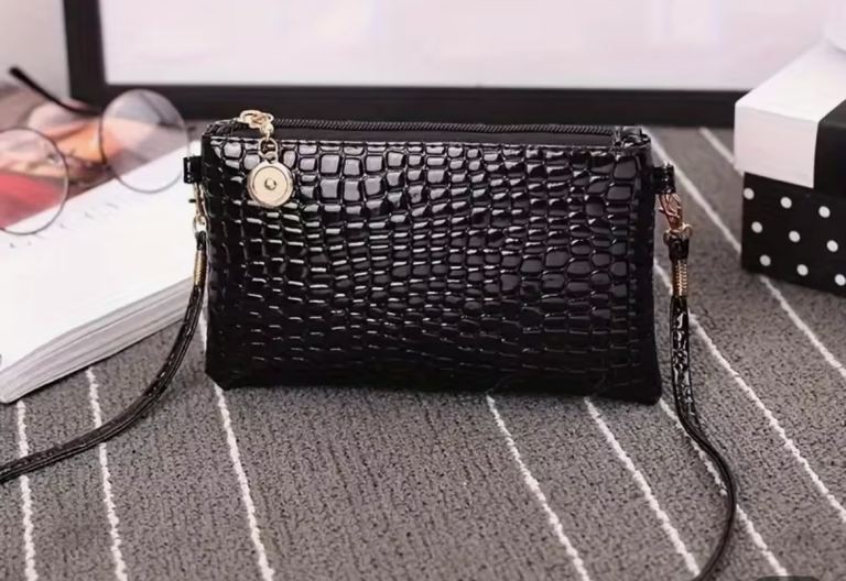 Women'S Stylish Mini Crossbody Bag with Crocodile Pattern - Featuring a Golden Buckle - Zip Closure