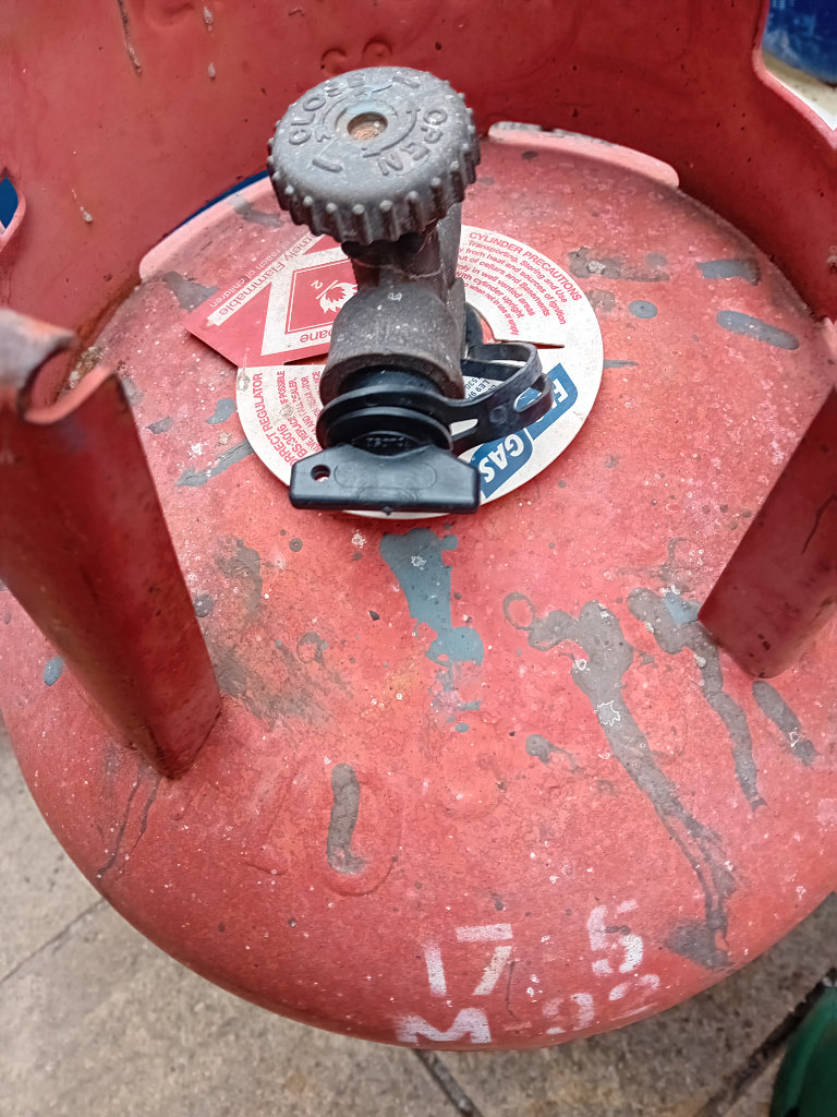 ENGINE OIL CAN BE USED TO RUN DEISEL CARS LIKE VEG OIL JUST ASK ME 30P  LTR