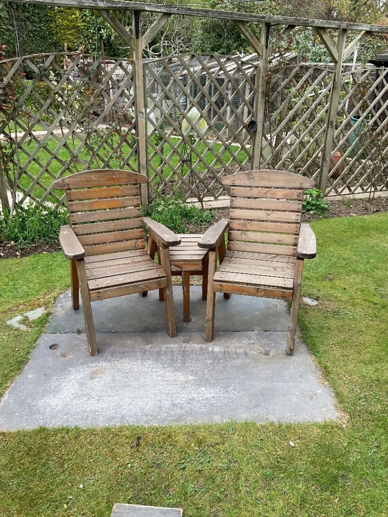 Garden Outdoor Furniture vgc (no rot) 2 freestanding wooden chairs and small triangular table 