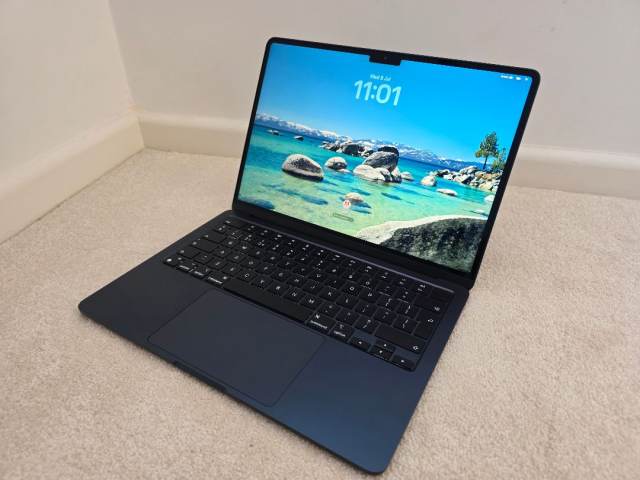Apple MacBook Air M3 2024 256gb 8gb RAM. 13
