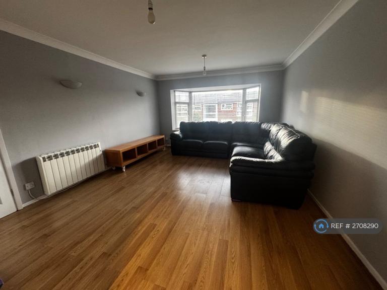 2 bedroom flat in Whitehall Road, Manchester, M33 (2 bed) (#2708290)