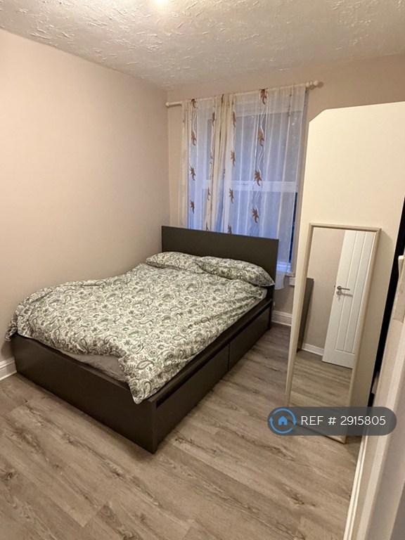 1 bedroom in Deloraine House, London, SE8 (#2915805)