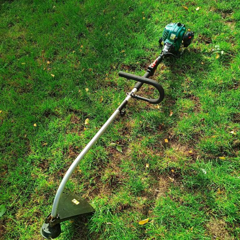 Qualcast CDB30A Petrol Strimmer Trimmer - including: Guard and Handle - Open to offers