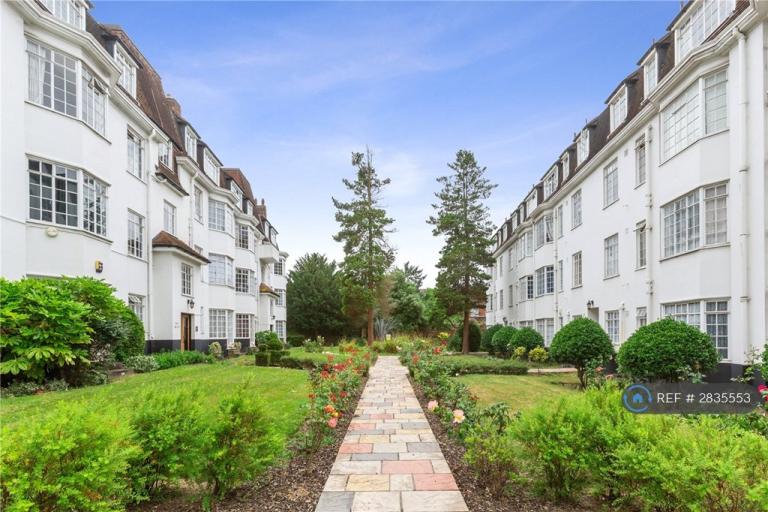 2 bedroom flat in Wavertree Court, London, SW2 (2 bed) (#2835553)