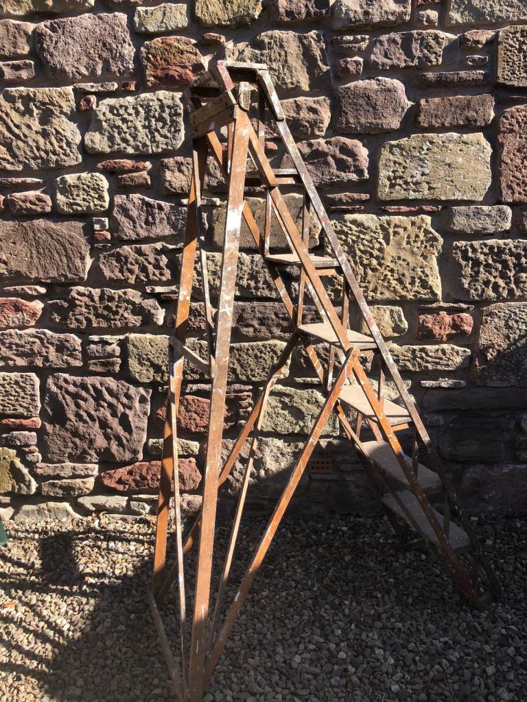 7 Rung Wooden Painters Steps, good condition (G)