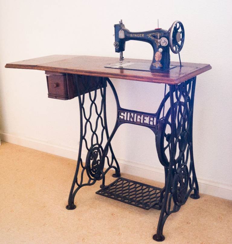 Vintage Singer Treadle Sewing Machine Cast Iron Frame and Oak Table