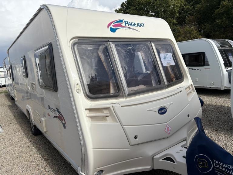  BAILEY PAGEANT BURGUNDY -FIXED BED CARAVAN WITH CORNER WASHROOM & MOTORMOVER