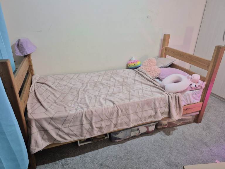 Single wodden bed in good condition 