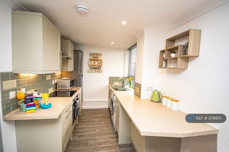 2 bedroom flat in Commercial Square, Camborne, TR14 (2 bed) (#2791813)