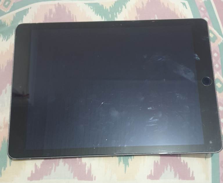 Apple iPad Air 2 – Used, Excellent Condition (Minor Scratches)