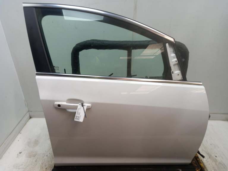 Vauxhall Astra Right Front Door O/S 2009-2018 White 5 Door Hatchback