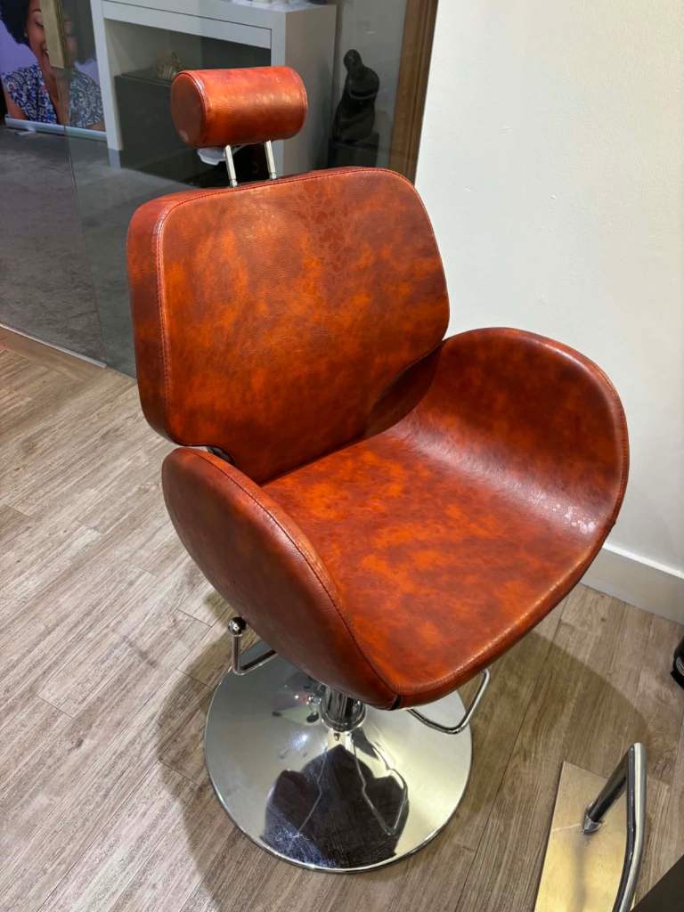 Reclining hairdresser chair with footrest