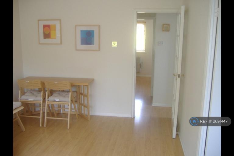 1 bedroom flat in Telegraph Place, London, E14 (1 bed) (#2691447)