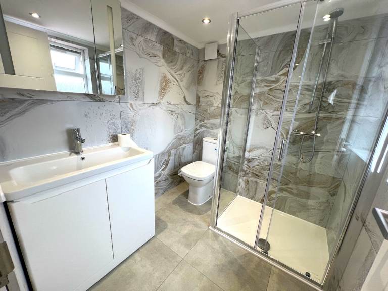 Out class spacious 5 bedrooms semi-detached house in Bakingside, Ilford --Company let allowed