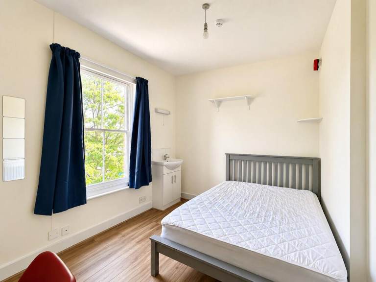 Lovely double bedroom, Ideally located for healthcare professionals