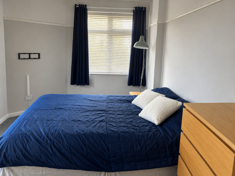 Double Room in bright spacious Bungalow by a park
