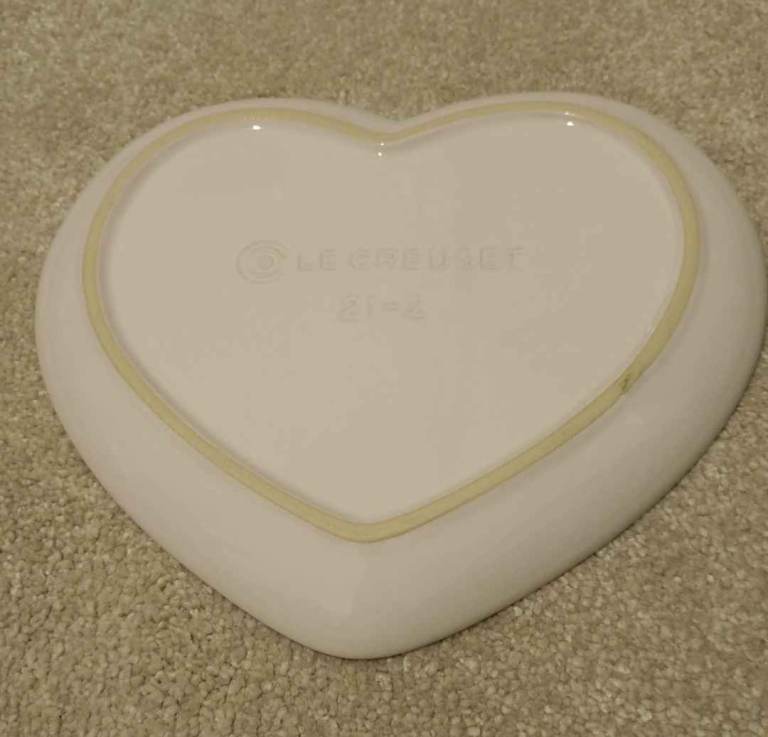 LE CREUSET Heart-Shaped Ceramic Plate – Pink New
