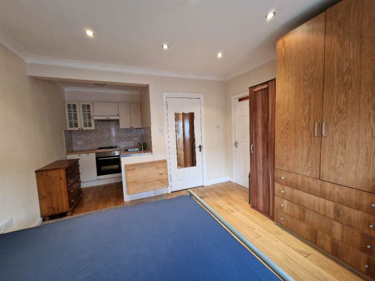 Studio in Richmond/ Sheen area