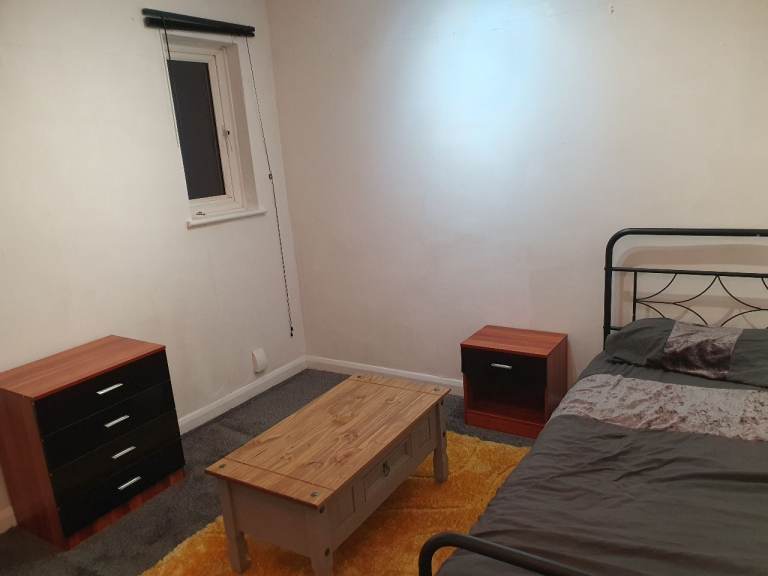 Large Double Bed Morden SW20 5mins from Morden Tube