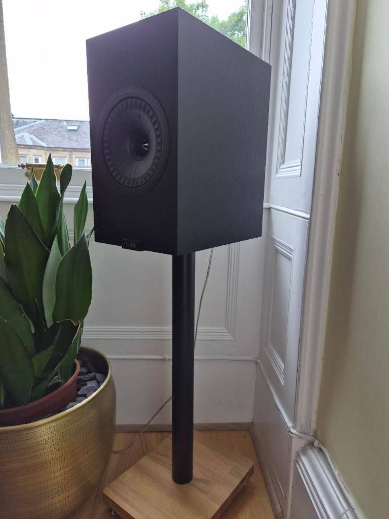 KEF Black Speakers – Superb Condition, Hardly Used