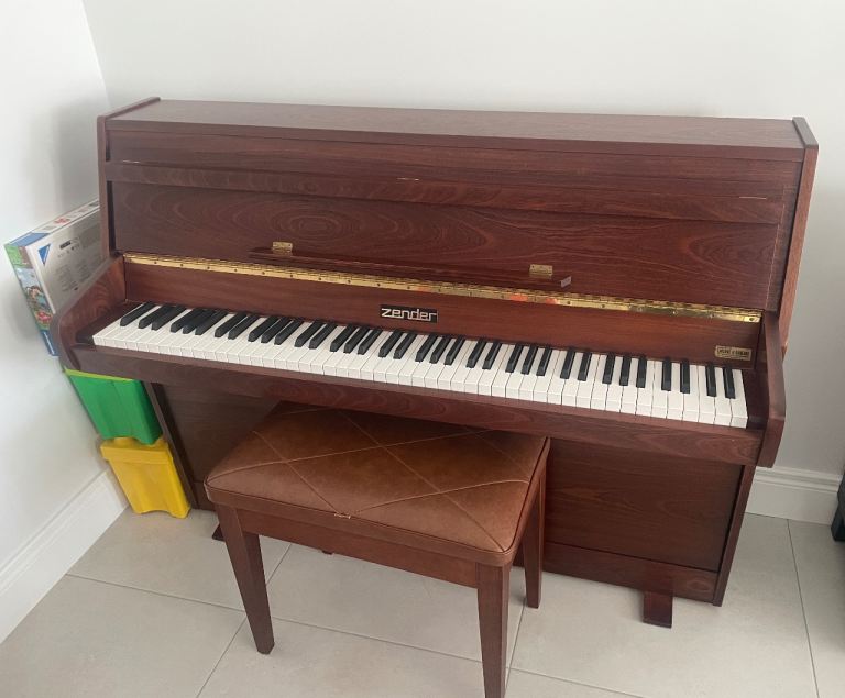 Zender piano and stool