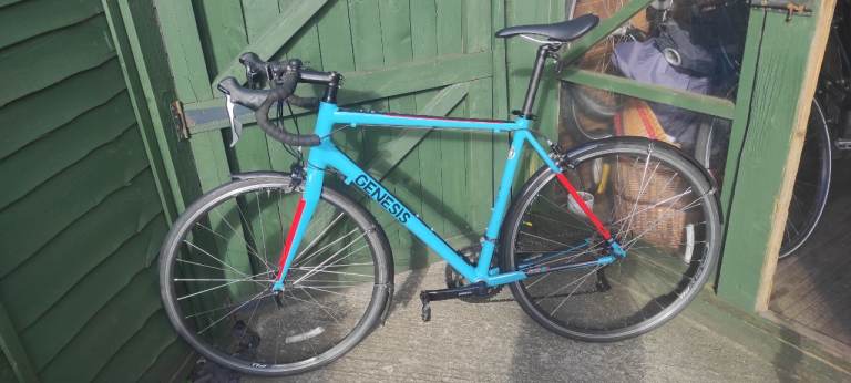 Genesis Delta 10 road bike excellent condition less than 200 miles 