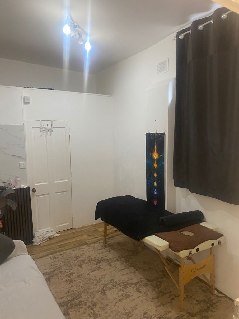  Beauty Room storage office to rent in Acton high street 
