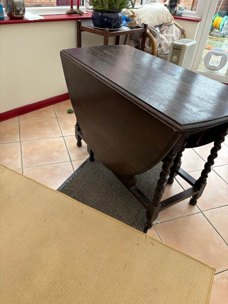 Gate leg table 