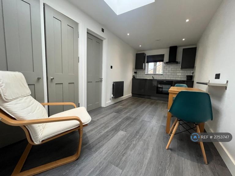 1 bedroom flat in Clonmell Road, London, N17 (1 bed) (#2753747)