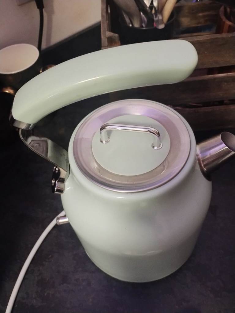 Light Green Microwave and Matching Kettle – As Good As New