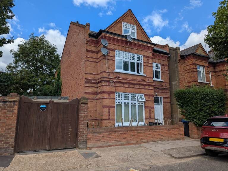 Newly refurbished 2 bedroom flat with garden in great location of Queens Park/Kilburn