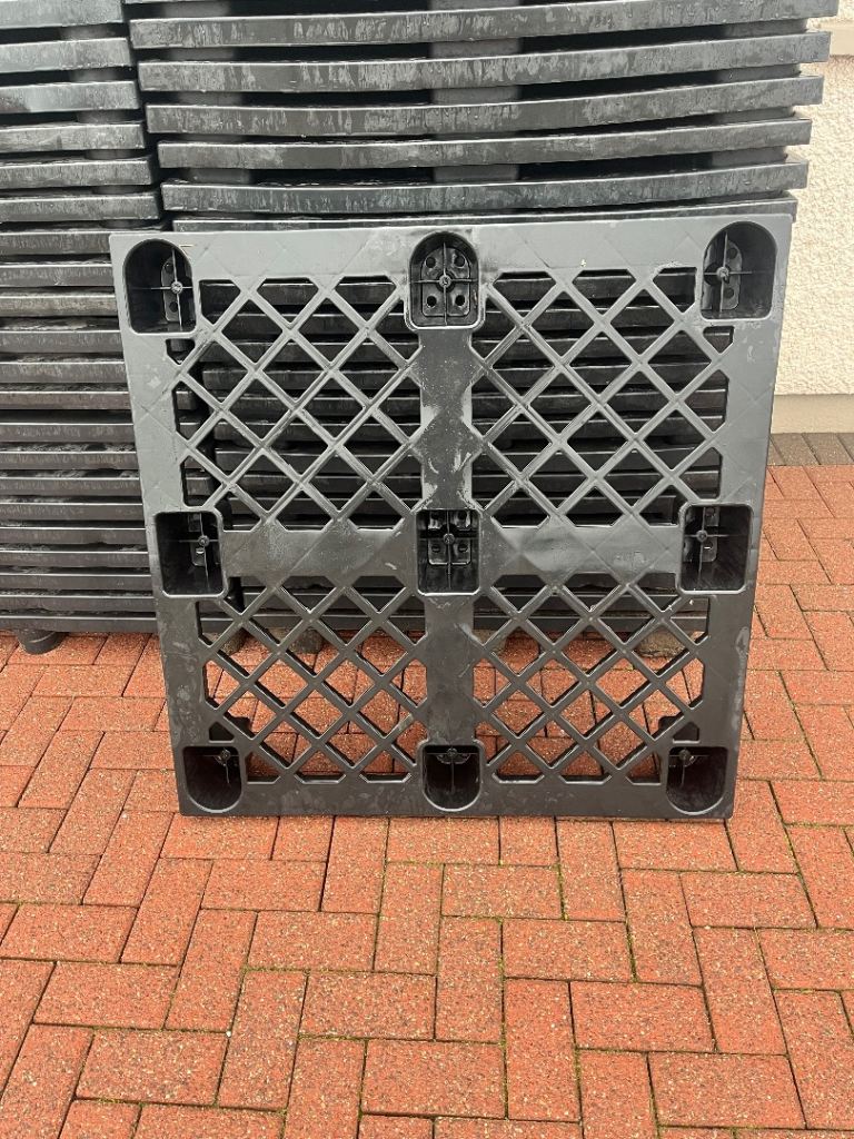 PLASTIC PALLETS 