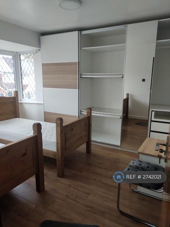 1 bedroom in Hounslow, Hounslow, TW4 (#2742021)