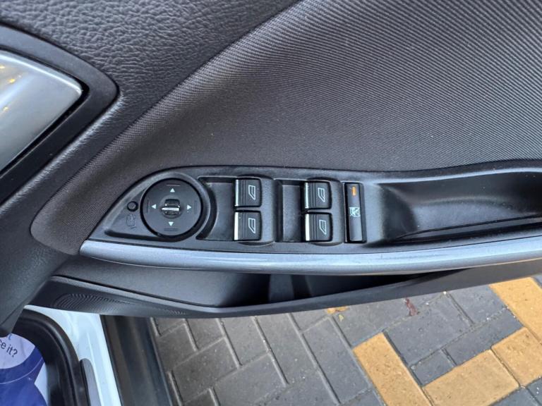 2013 Ford Focus 1.0 125 EcoBoost Titanium Navigator 5dr HATCHBACK PETROL Manual