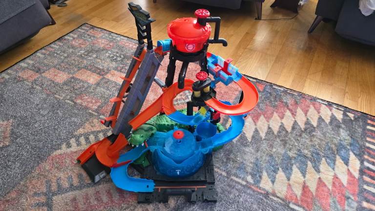 Hot Wheels City Ultimate Garage with Gorilla Attack