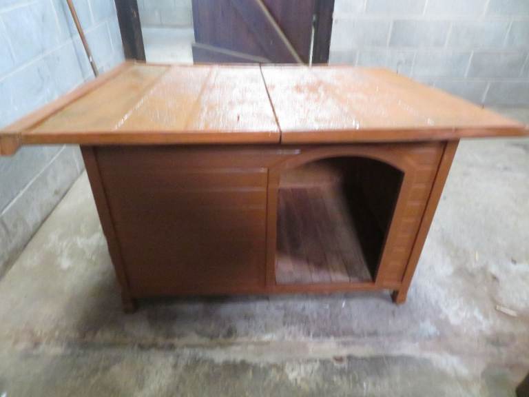 WOODEN DOG KENELL IN VERY GOOD LITTLE USED CONDITION..