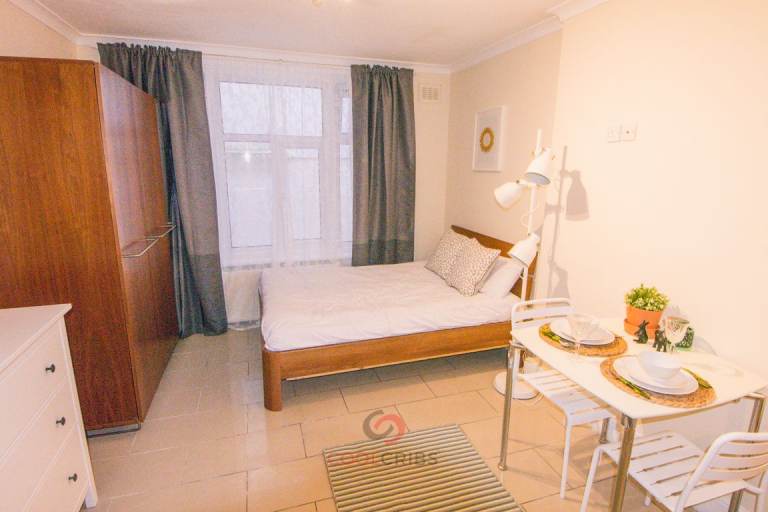  Studio flat in a beautiful with bills included, Linden Gardens, Notting Hill, W2-Ref: 855