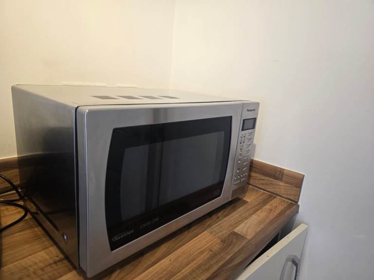 Panasonic Microwave Oven – Silver, Good Condition