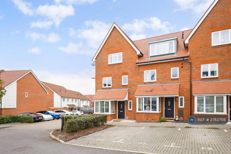 4 bedroom house in Clay Vale, Horsham, RH12 (4 bed) (#2783759)