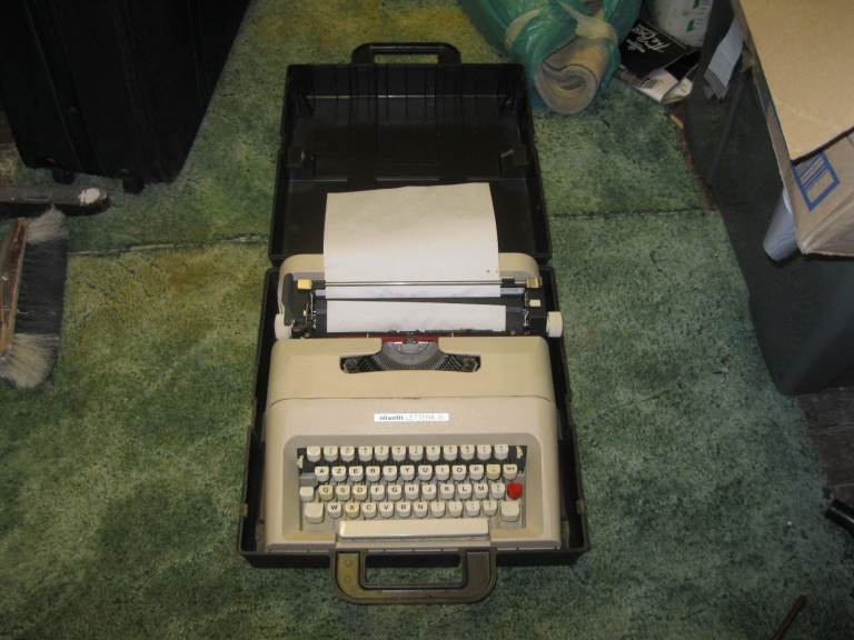 VINTAGE TYPEWRITER OLIVETTI LETTERA 35 TOTTENHAM N17 0NL