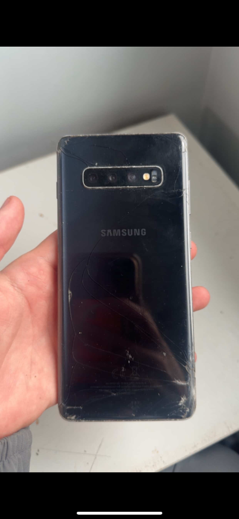 Samsung galaxy s10+ *broken can be used for parts or repaired*