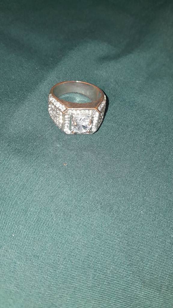 Silver-Coloured Ring with Square Stone – Good Condition