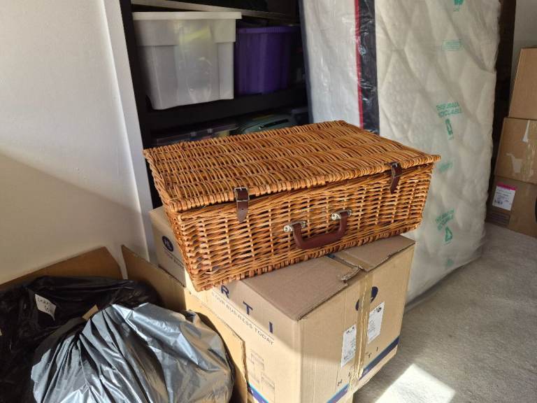 Vintage retro Blue/White Optima 4 person picnic basket 