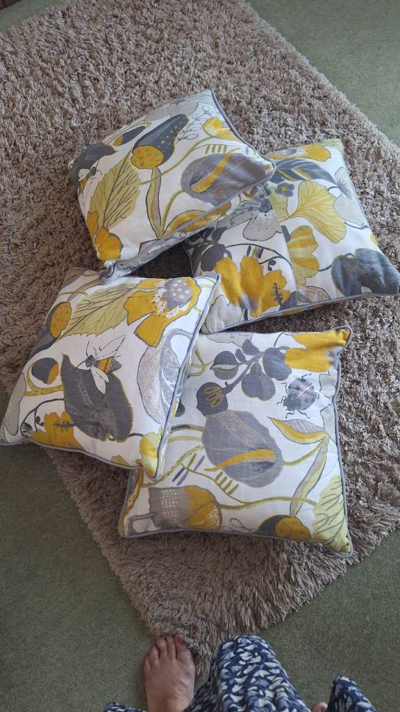 3 (+ 1) Patterned 50x50cm piped cushions