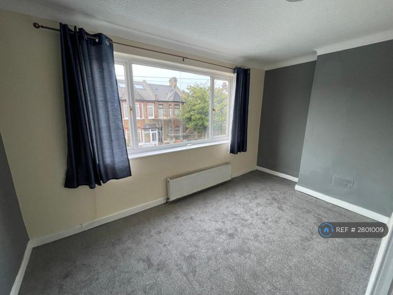 4 bedroom house in Caistor Park Road, London, E15 (4 bed) (#2801009)