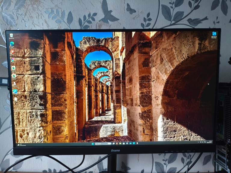 iiyama 27" 1440p Works perfectly fine Used for a few months and now ready to be sold.