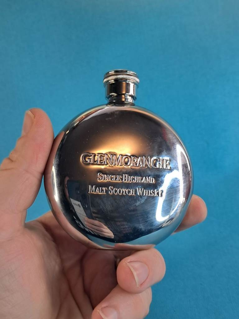 Brand new! Glenmorangie hip flask. The flask is made of stainless steel. 
