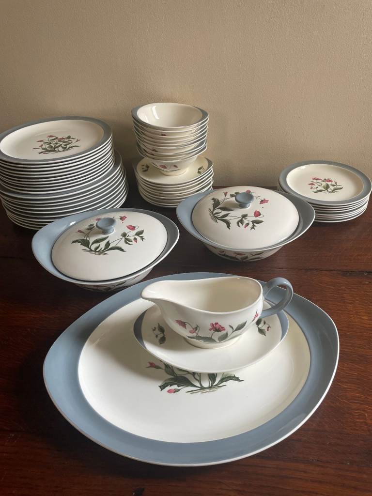 Wedgewood Mayfield vintage dinner service - White/Grey with Poppy Flowers